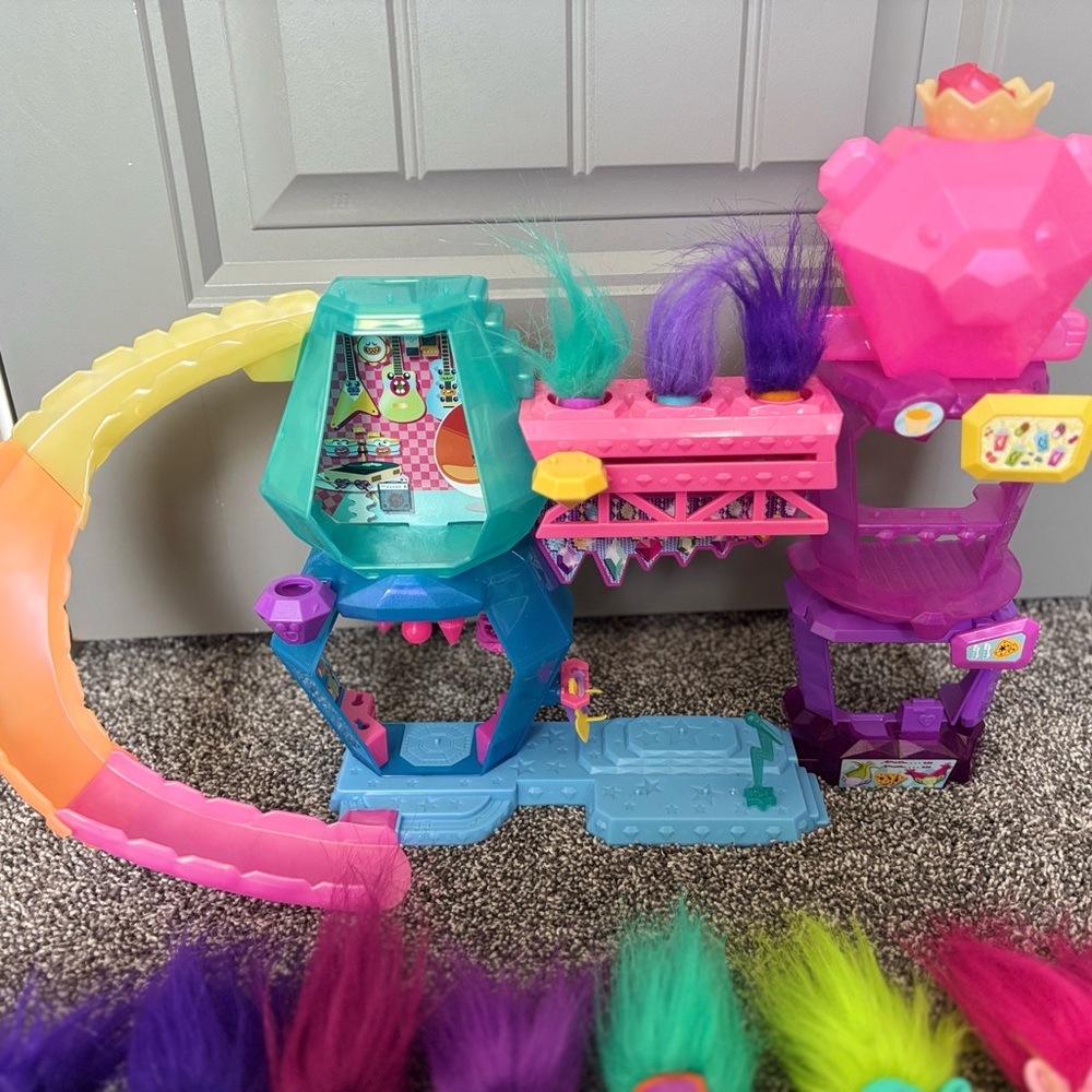 Trolls Playset with Colorful Figures - Picture 2 of 4